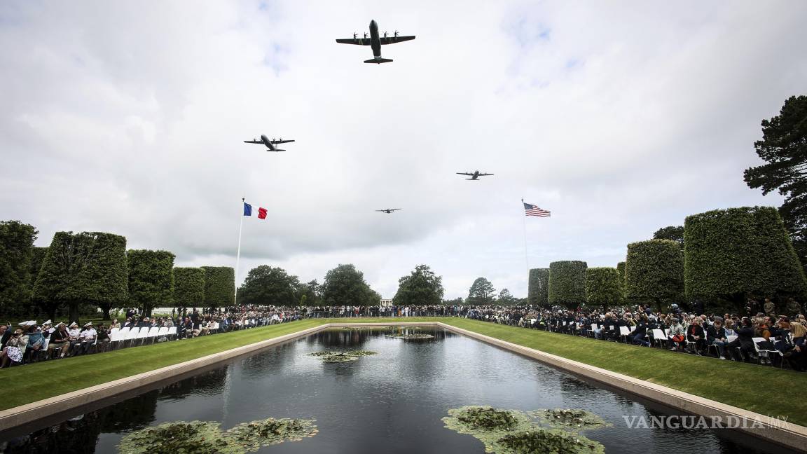 $!Aviones vuelan sobre el cementerio estadounidense durante una ceremonia por el 81 aniversario del desembarco del Día D en Colleville-sur-Mer, Normandía.