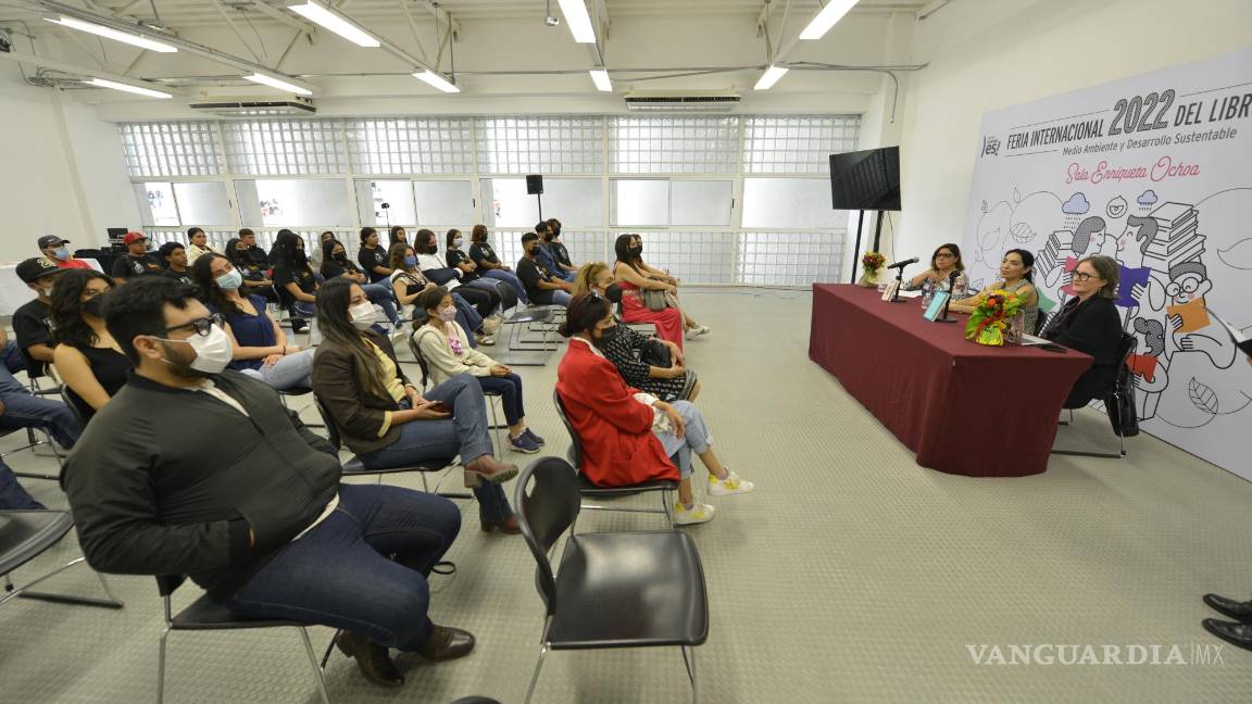 $!Saltillo, Coah. Mex. 15 de septiembre del 2022 Presentacion de los libros Músicas y La Casa Abierta, de Sylvia Georgina Estrada, en la FIL