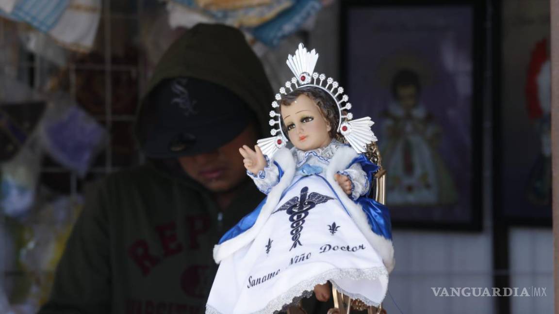 Saltillo: visten con batas a Niño Dios y rinden homenaje a personal médico