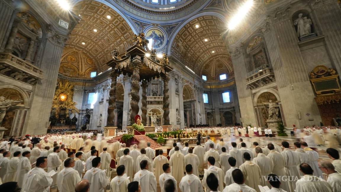 $!El Papa Francisco celebra la Misa Crismal donde se consagra el crisma, el óleo de los catecúmenos y el óleo de los enfermos en la Basílica de San Pedro.