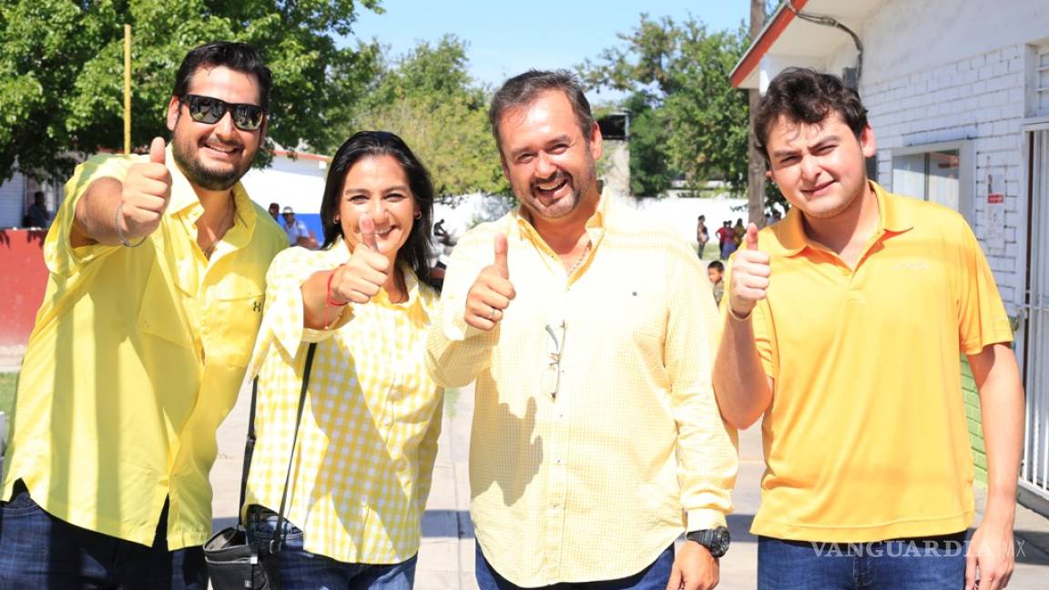 Acude Gerardo García con su familia a votar