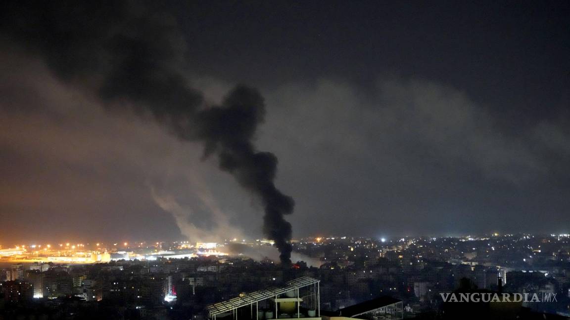 $!En la imagen, columnas de humo causadas por ataques aéreos israelíes sobre suburbios del sur de Líbano, el 28 de septiembre de 2024.