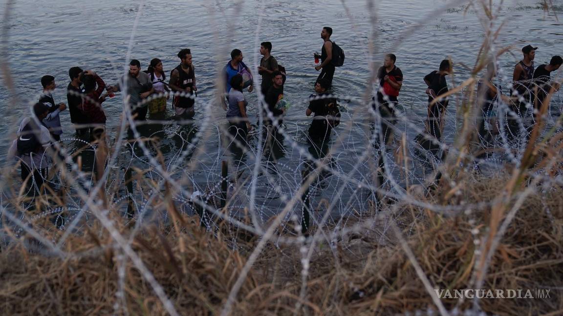$!Migrantes tratando de cruzar la frontera entre México y Estados Unidos, en Eagle Pass, Texas, el 23 de septiembre de 2023.