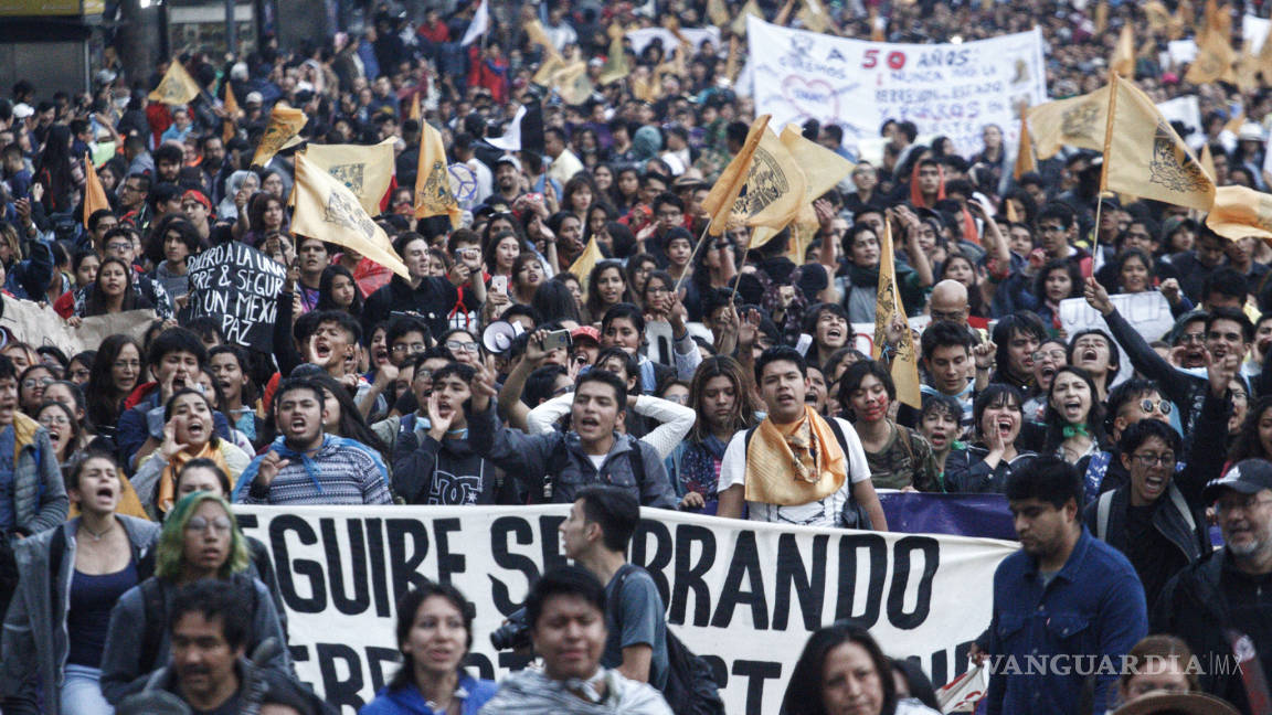 Universitarios toman calles en la Marcha del Silencio; exigen la salida de porros de la UNAM