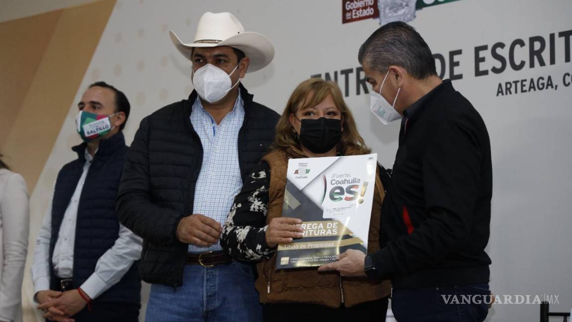 Entregan más de 200 escrituras a familias de la región sureste de Coahuila