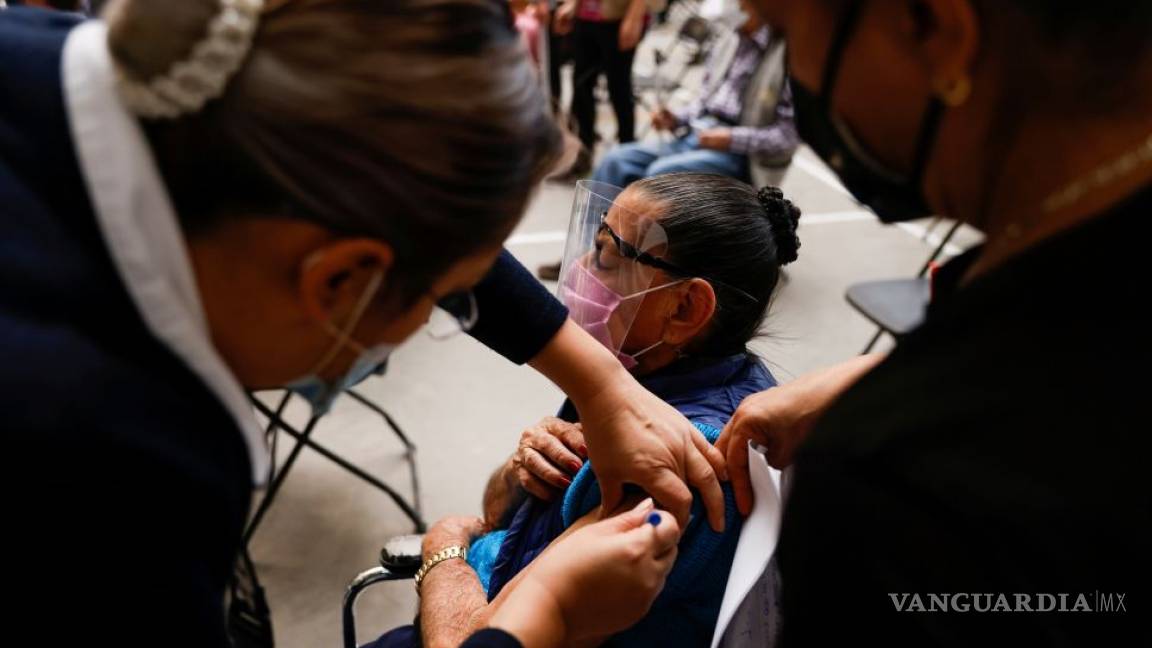 Sería hasta agosto la vacunación de 80 millones de mexicanos, rectifica la SHCP