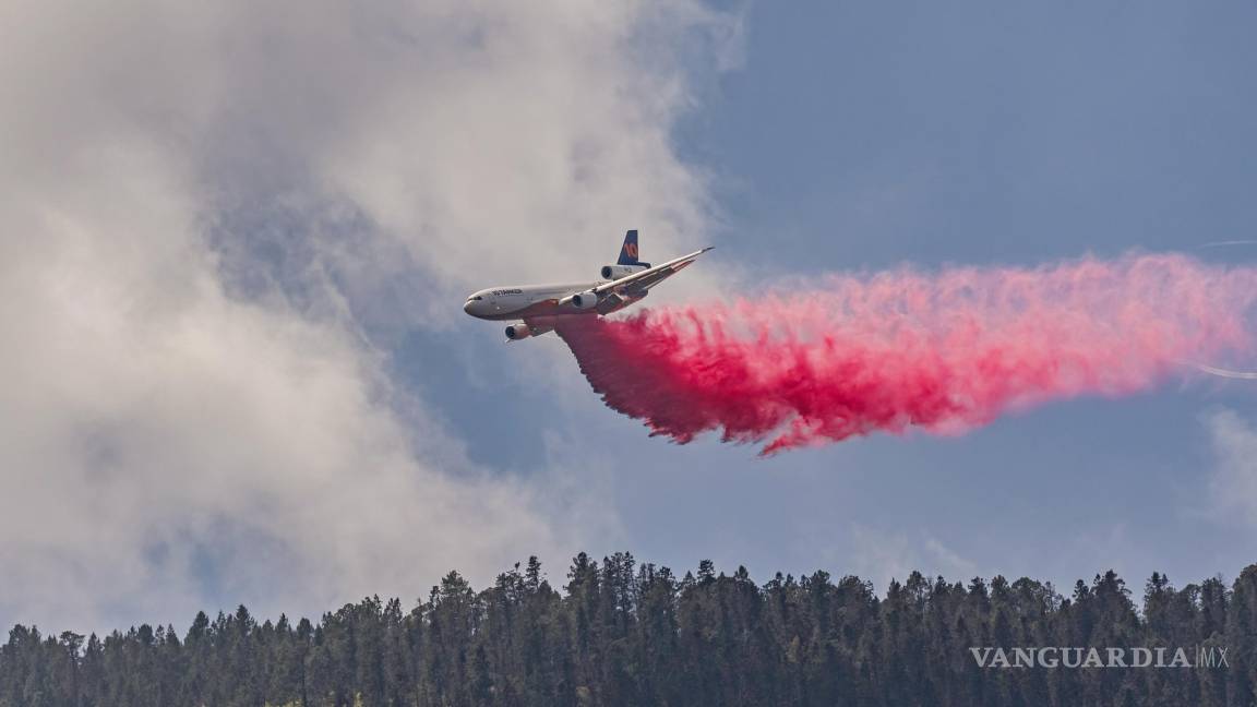 Avión DC10 comienza descargas de agua con retardante en zona del incendio en Arteaga