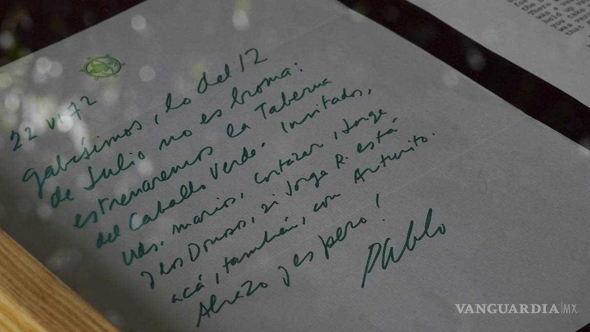 $!Una carta del escritor chileno Pablo Neruda en una exposición en la casa del escritor colombiano Gabriel García Márquez en la Ciudad de México.