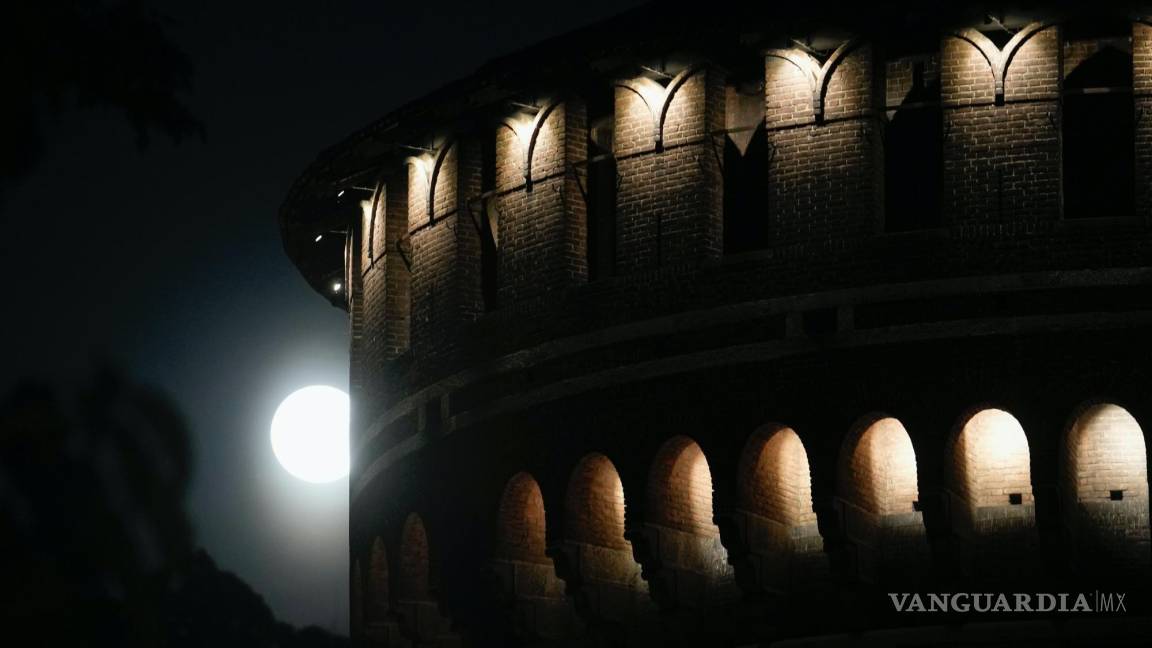 $!La luna llena, vista a un costado del Castillo Sforzesco, en Milán, Italia, el 13 de julio de 2022. A esta luna se le llama Luna de Ciervo o superluna.