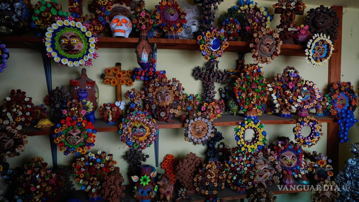 $!Las piezas terminadas listas para la venta se exhiben dentro del taller del artesano mexicano Hilario Hernández en Metepec, Estado de México.