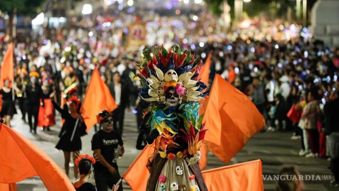 $!Aspectos de la procesión de catrinas del Ángel de la Independencia al Zócalo capitalino.