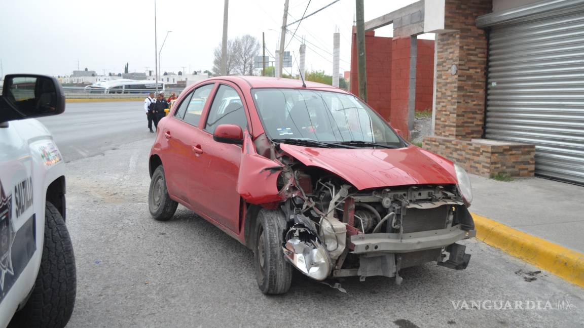 Conductora ebria impacta un taxi; dijo trabajar en la Fiscalía de Coahuila