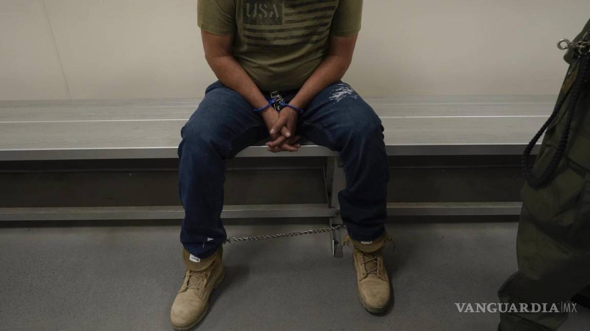 $!Muchos detenidos son llevados a centros de procesamiento del ICE, instalaciones de detención operadas privadamente o prisiones.