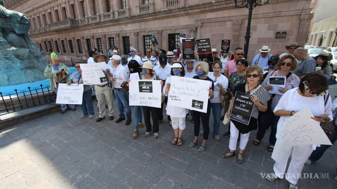 Se manifiestan contra AMLO en Saltillo... 40 personas responden a la convocatoria de los 'Chalecos México'