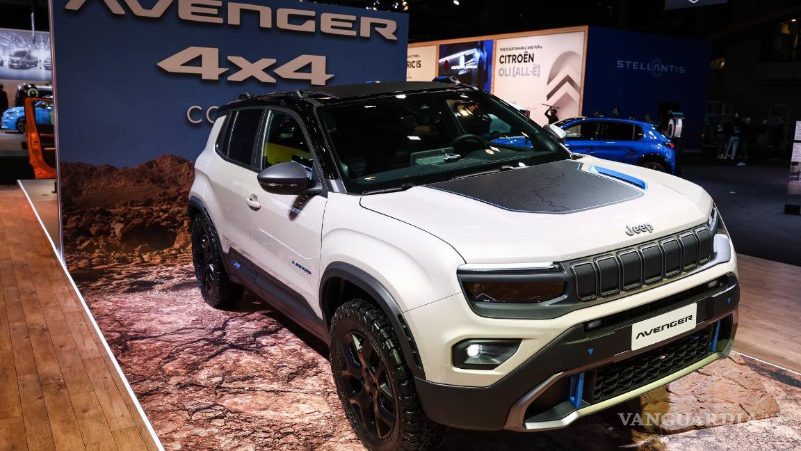 $!El Jeep Avenger totalmente eléctrico, nombrado Auto del Año 2023, en exhibición durante la inauguración del Salón del Automóvil de Bruselas 2023, en Bruselas.
