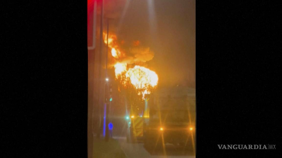 $!Imagen tomada de un video de los servicios de emergencia en la escena de un incendio en una subestación eléctrica cerca del Aeropuerto de Heathrow.