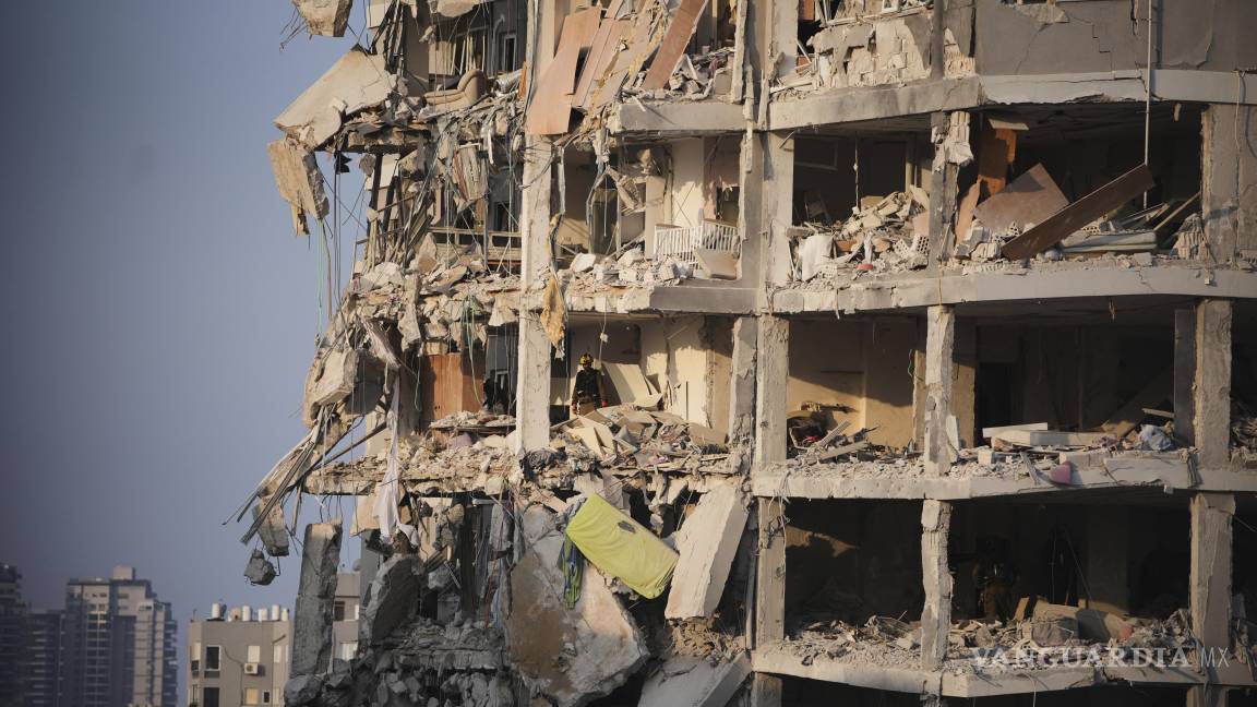 $!Fuerzas de seguridad israelíes inspeccionan un edificio destruido por un misil lanzado desde Irán, cerca de Tel Aviv, Israel.