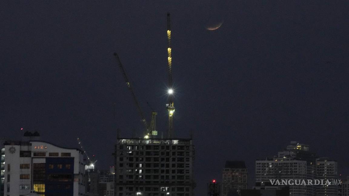 $!Se ve un eclipse lunar parcial en Manila, Filipinas. AP/Aaron Favila