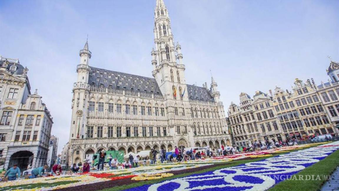 $!Alfombra flores con motivos japoneses cubre la Gran-Place de Bruselas