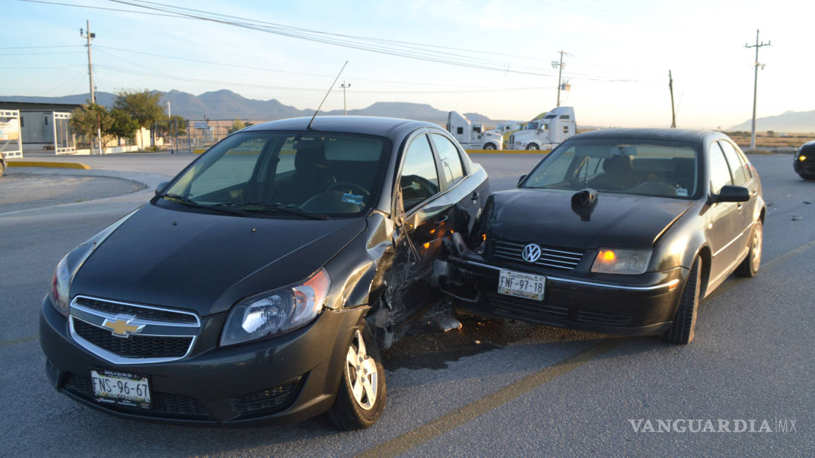 Conductora causa accidente en carretera a Derramadero