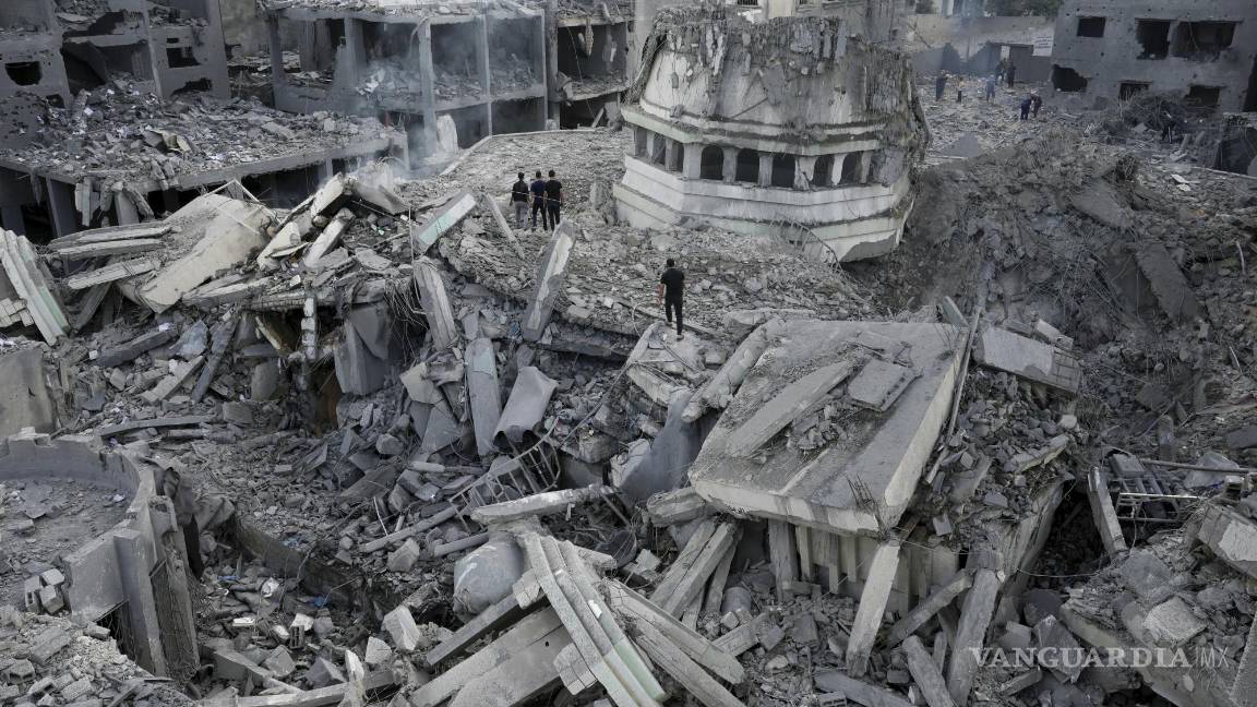 $!Palestinos inspeccionan los escombros de la mezquita de Yassin, destruida por un ataque aéreo israelí, en el campo de refugiados de Shati, en la Ciudad de Gaza.