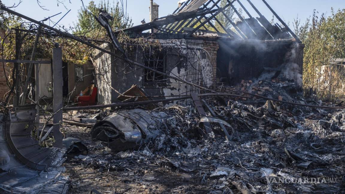 $!Una casa particular dañada y al fondo de los fragmentos de un avión militar ruso que fue derribado, en las afueras de Kostyantynivka, en la región de Donetsk.