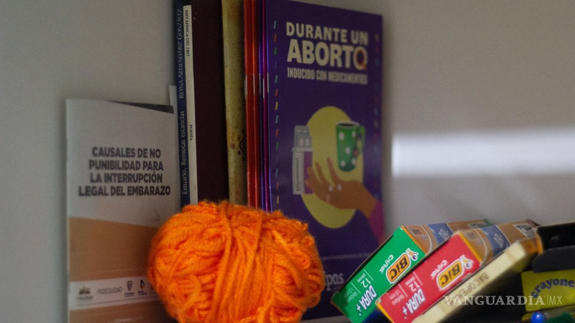 $!Libros con información sobre el aborto en la sede de la Marea Verde Chihuahua, una organización que defiende los derechos reproductivos, en Chihuahua.