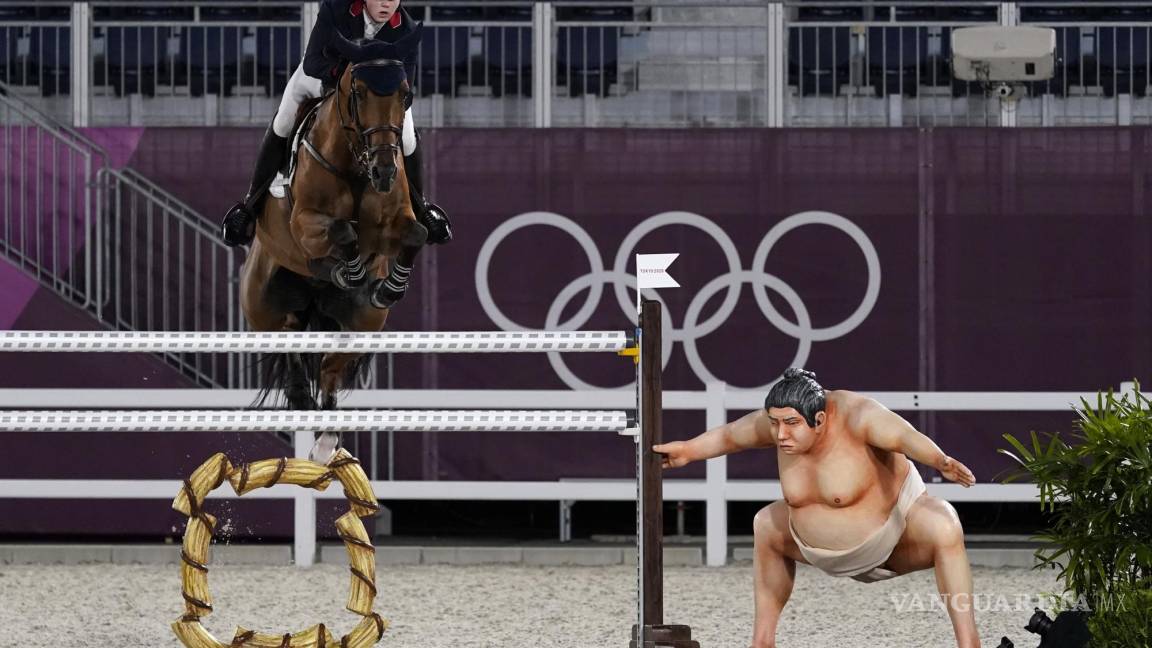 Estatua de sumo asusta a los caballos de equitación en Tokio 2020