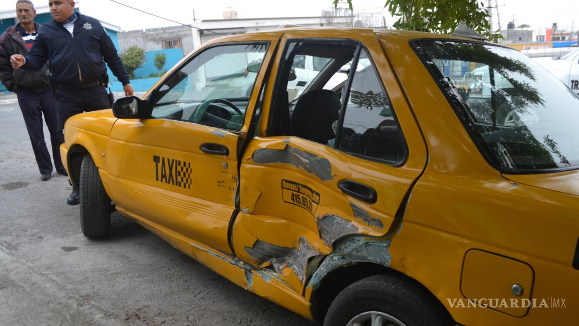 Chocan taxi en Saltillo, conductor resulta lesionado
