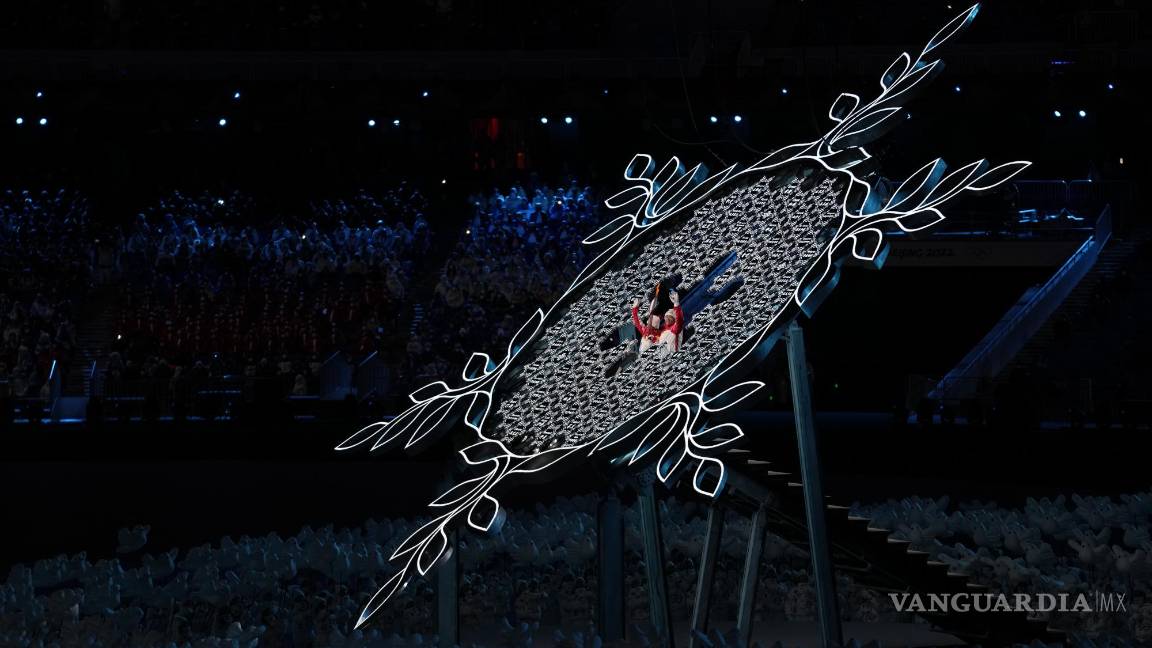 $!Los atletas chinos Dinigeer Yilamujian y Zhao Jiawen se preparan para encender el pebetero en la ceremonia inaugural en Beijing. AP/Petr David Josek