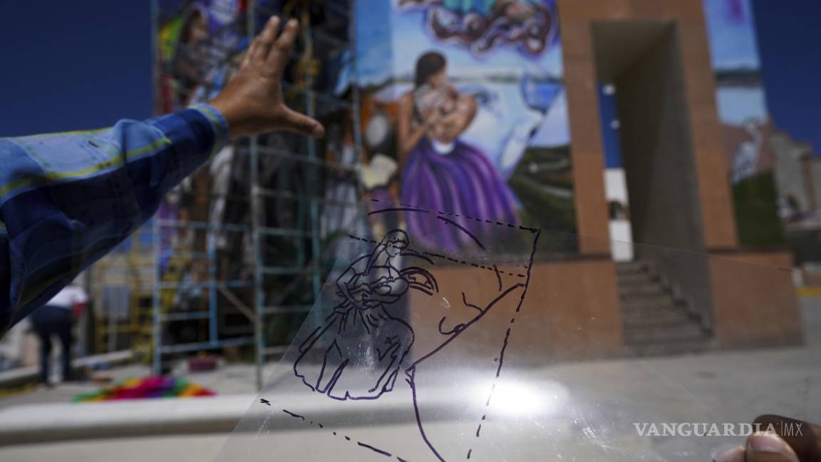 $!El artista mexicano Jesús Rodríguez explica el significado de un mural pintado en la fachada de un auditorio en San Salvador, Estado de Hidalgo (México).