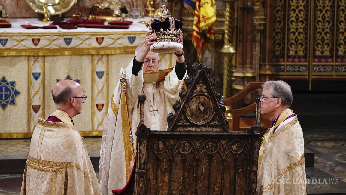 $!El rey Carlos III es coronado con la corona de San Eduardo por el Arzobispo de Canterbury, el Reverendísimo Justin Welby en la Abadía de Westminster, Londres.