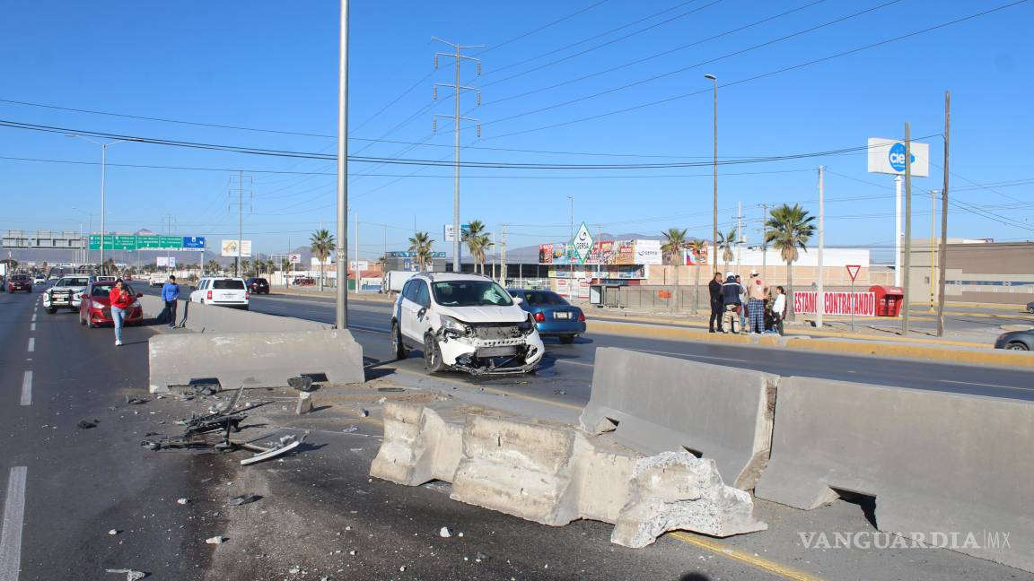 Se impacta contra muro y causa un segundo accidente en Saltillo; circulación afectada