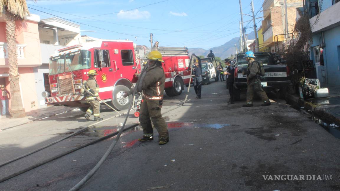 Vecinos rescatan a adulto mayor de incendio en su casa, en Saltillo