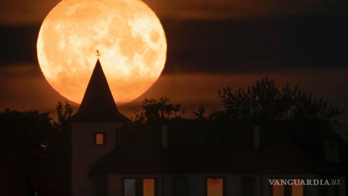 $!La luna lleva se eleva sobre una vivienda en la localidad de Putilovo, a 70 kilómetros (43 millas) al este de San Petersburgo, Rusia, el 13 de julio de 2022.