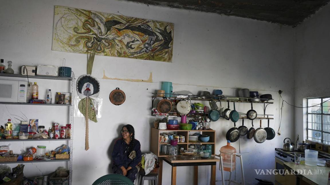 $!La artista Luz Asturizaga se toma un descanso en la Escuela Siqueiros en Poxindeje, estado de Hidalgo (México).