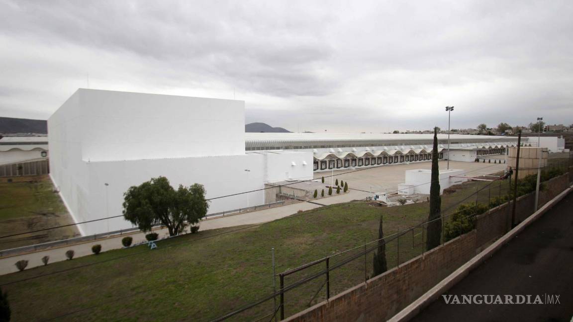 $!EUM20231226POL47.JPG HUEHUETOCA, Méx. Construction/Construcción-Megafarmacia.- 26 de diciembre de 2023. A dos días de la inauguración de la megafarmacia, en Huehuetoca, Estado de México, avanzan a marcha forzada los trabajos de mantenimiento en el exterior; aún no hay evidencia de la llegada de medicamentos. Foto: Agencia EL UNIVERSAL/Carlos Mejía/EELG