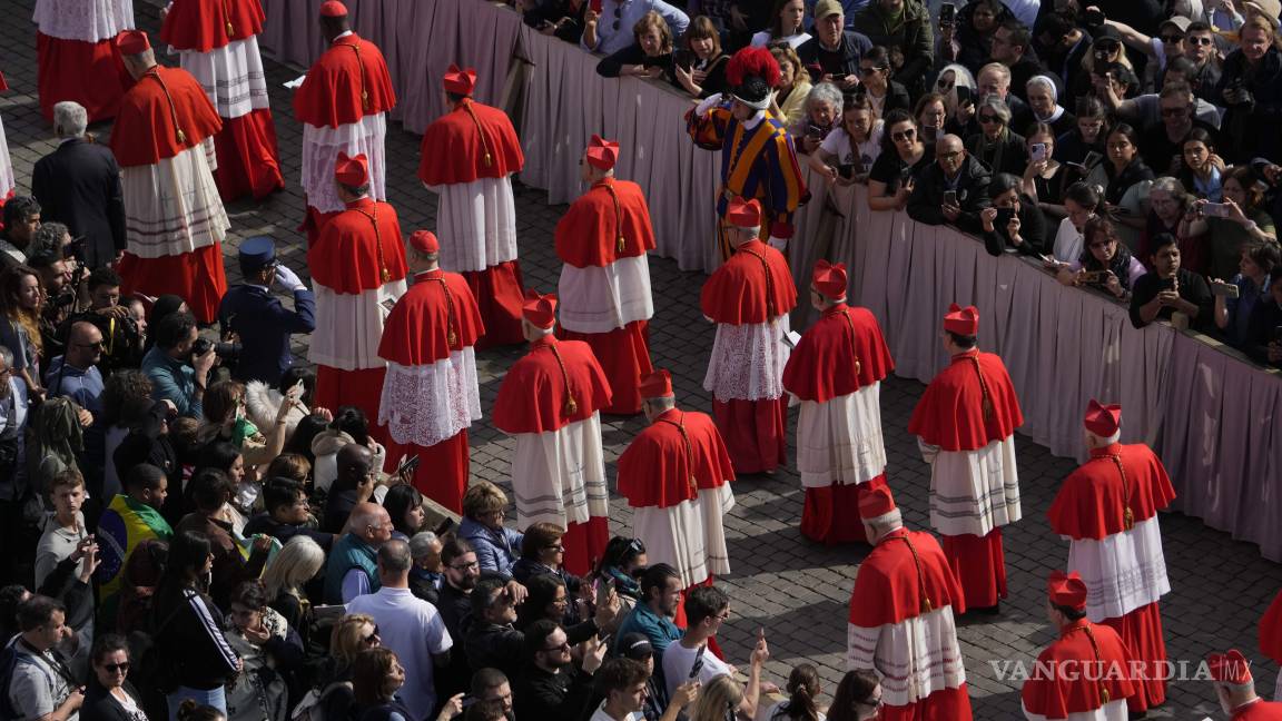$!Cardenales participan en el cortejo fúnebre del papa Francisco en la basílica de San Pedro durante tres días, en el Vaticano.