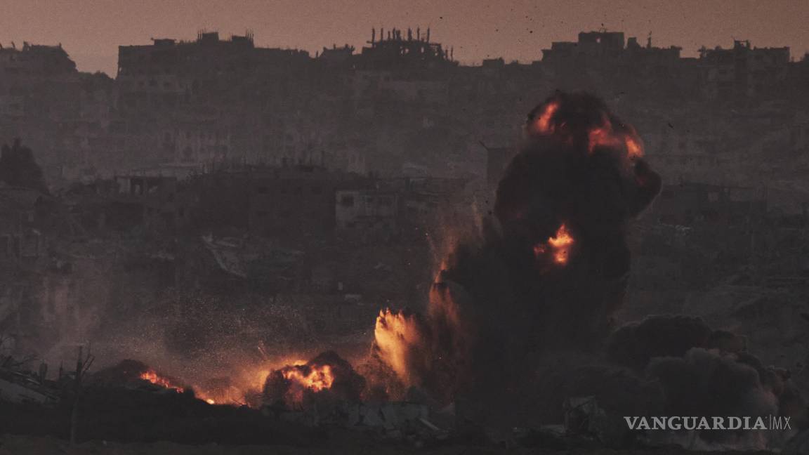 $!Humo y fuego se elevan al cielo tras un ataque aéreo israelí en el norte de la Franja de Gaza, visto desde el sur de Israel.