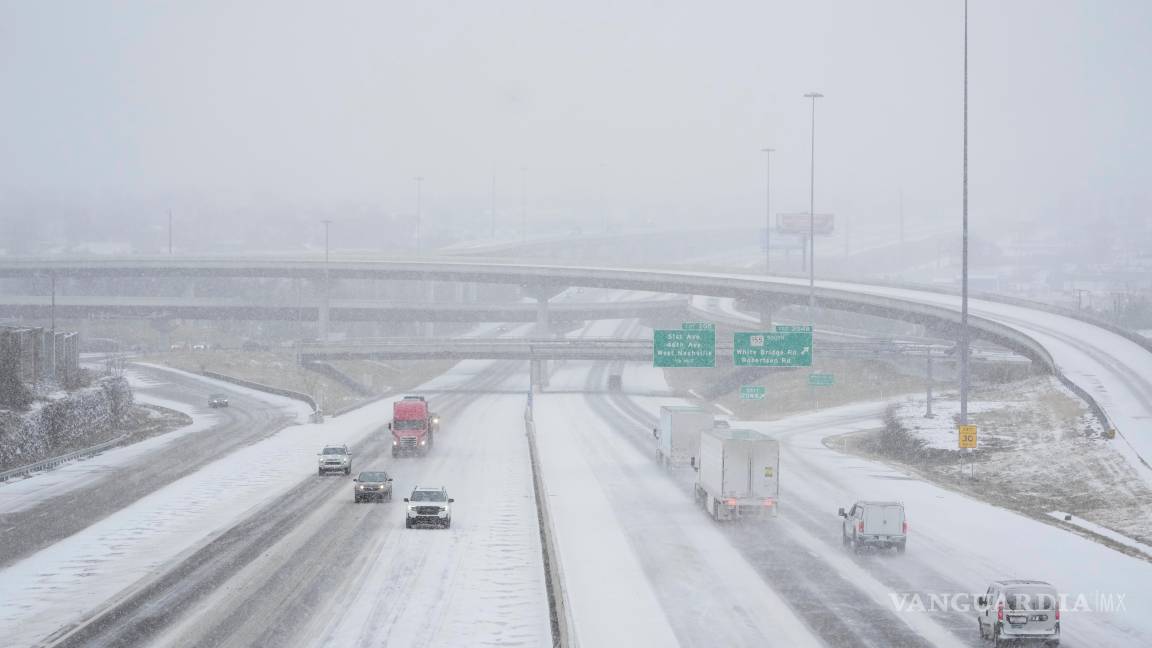 $!Automovilistas viajan por la Interestatal 40 durante una tormenta invernal el sábado 24 de enero de 2026 en Nashville, Tennessee.