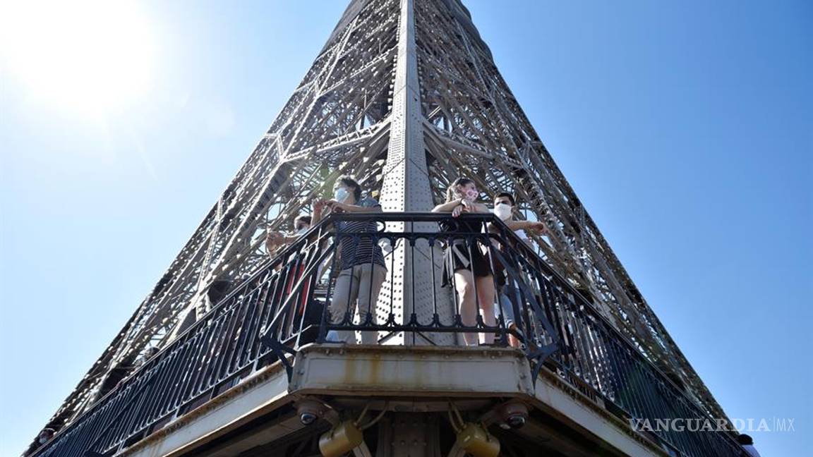 $!Así es cómo los turistas visitan la Torre Eiffel con restricciones por la pandemia del coronavirus en Francia (fotos)
