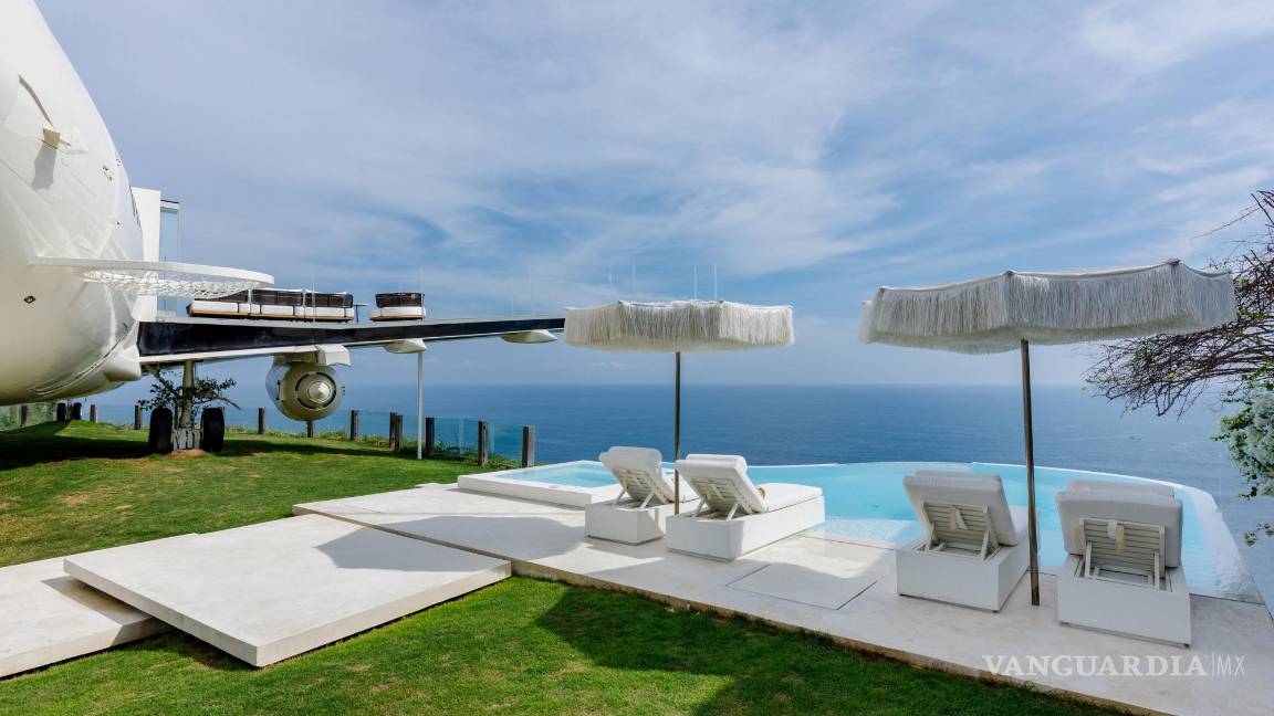 $!Piscina en voladizo, en terreno cercano al avión.
