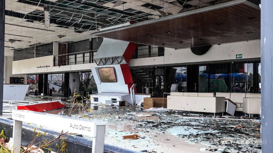 $!Fotografía de escombros en una oficina afectada por el paso del huracán Otis en el balneario de Acapulco, en el estado de Guerrero, México.