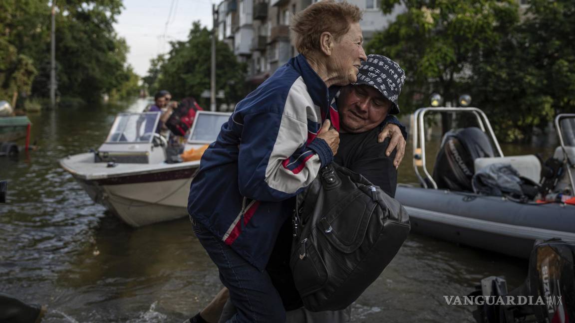 Rescatistas enfrentan a francotiradores para salvar a ucranianos en zonas inundadas