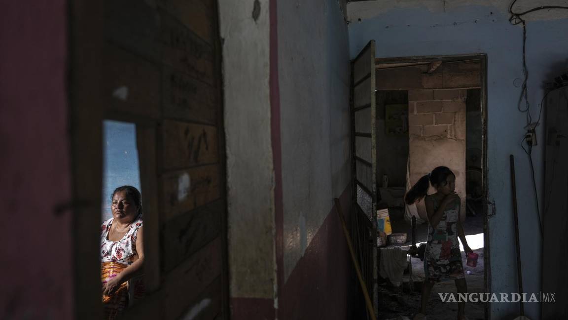 $!La refugiada climática Áurea Sánchez, sentada dentro de la casa que alquila, en Frontera, en el estado de Tabasco, México.