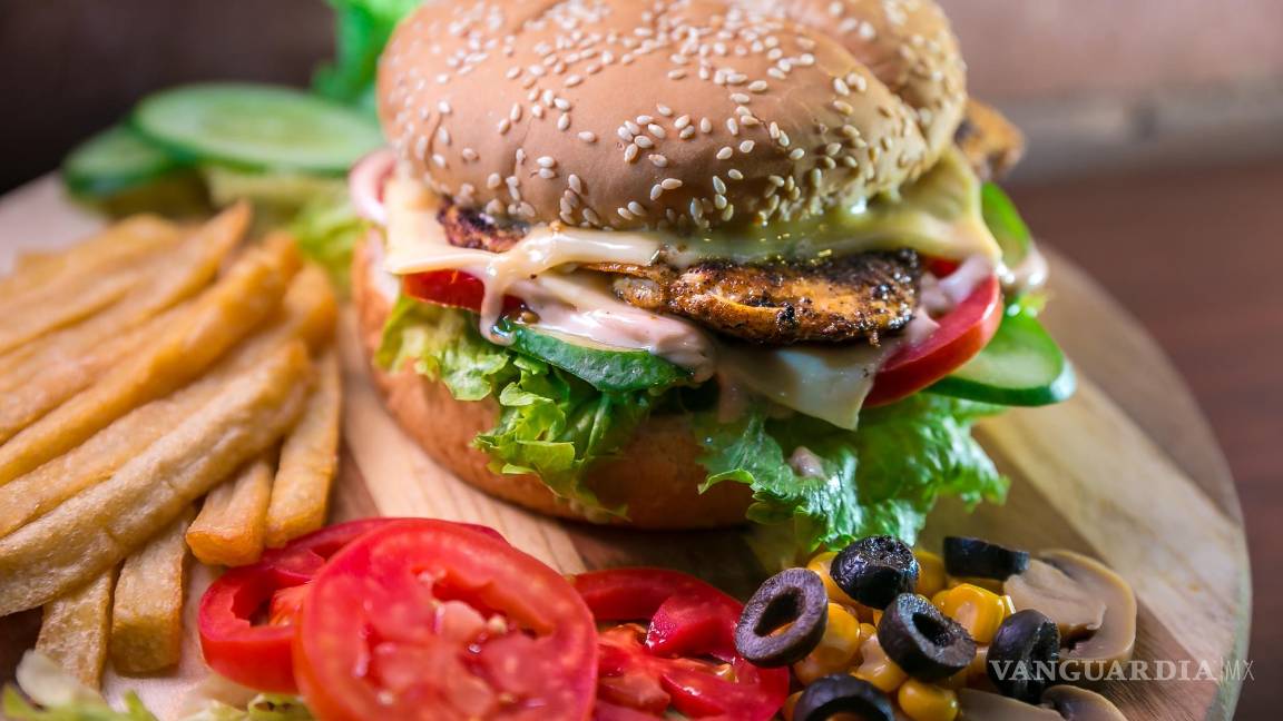 $!La investigación más intrigante sobre comer en la noche se ha centrado en su relación con el peso corporal y la salud metabólica.