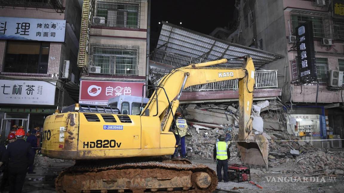 Acelera China rescate tras colapso de edificio