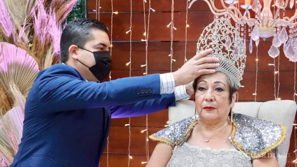 Corona Julio Long, presidente municipal de San Juan de Sabinas, a Rosalinda I, Reina del adulto mayor