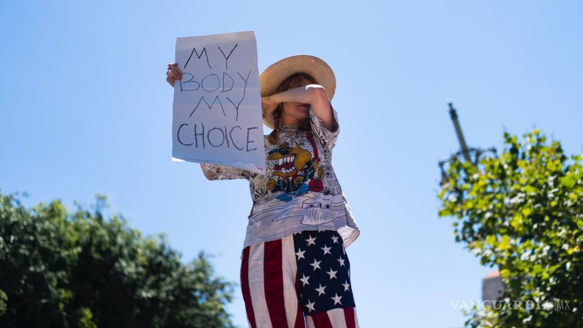 $!Eleanor Wells se enjuga las lágrimas durante una protesta en favor de dicho derecho en Los Ángeles. El letrero dice: Mi cuerpo, mi decisión.