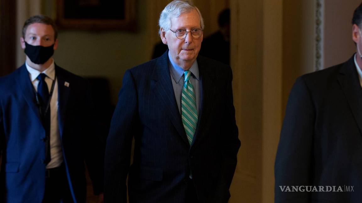 $!El líder de la minoría del Senado, Mitch McConnell (C), camina hacia su oficina luego de un almuerzo republicano en Capitol Hill en Washington. EFE/EPA/Michael Reynolds